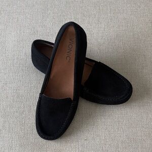 Vionic women’s black flat loafers